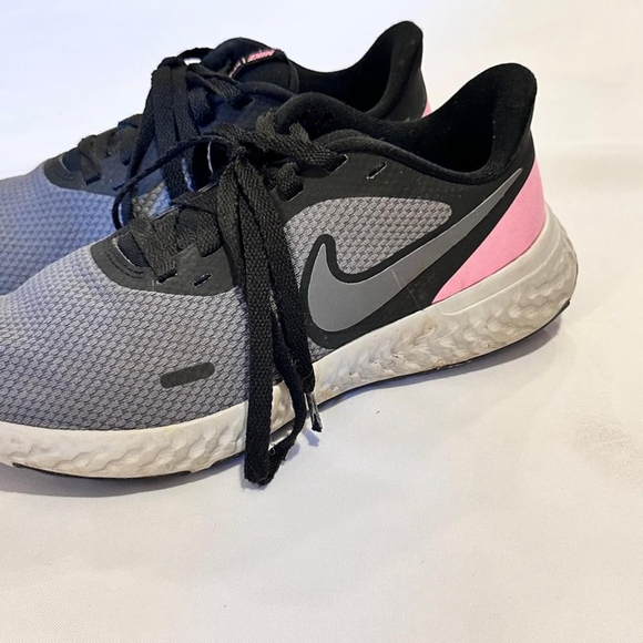 Size 7 Nike Revolution 5 Running Gym Shoes / Sneakers - Black & Pink (Women's) - Picture 5 of 10